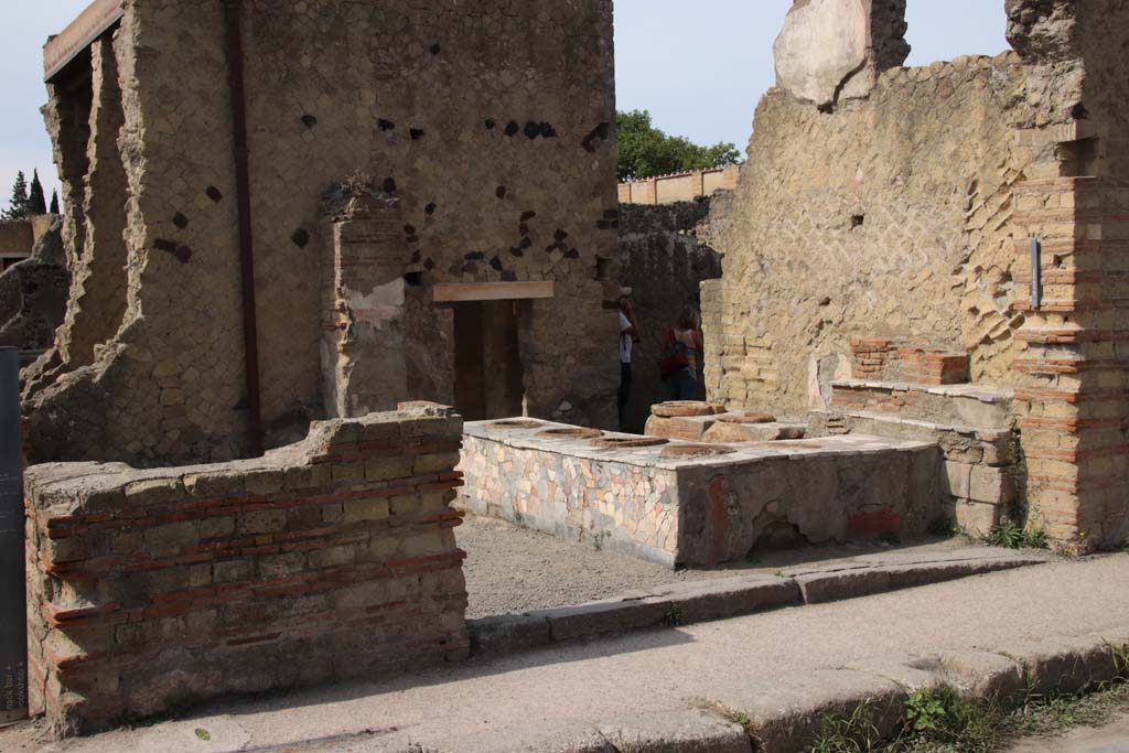 IV.15, Herculaneum, September 2017. Looking south to entrance doorway at junction of Decumanus Inferiore, with Cardo V, on left.
Photo courtesy of Klaus Heese.